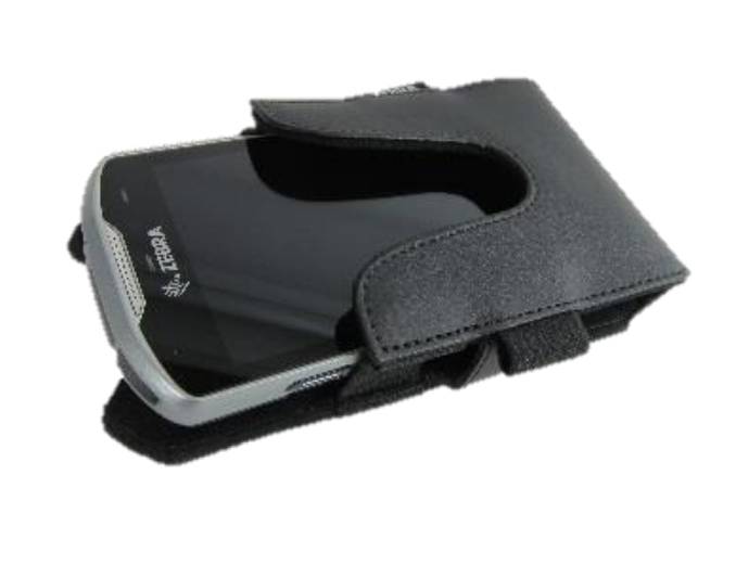 Eine schwarze Schutzhülle mit einem teilweise eingeführten Telefon, ausgestattet mit einer Klappenverriegelung und einem Handgelenkgurt.