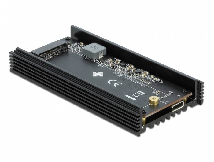Schwarze elektronische Leiterplatte in einem gerippten Metallkühlkörpergehäuse, in einem Winkel auf weißem Hintergrund dargestellt, mit einem USB-C-Anschluss an einem Ende.