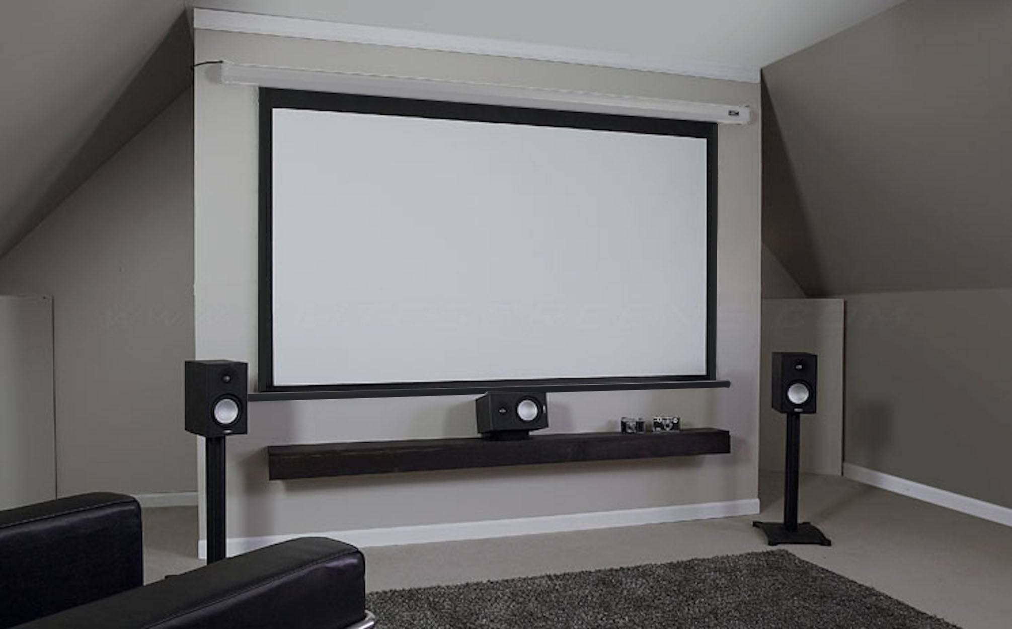 Heimkino-Raum mit großer leerer Projektionsfläche, zwei Lautsprechern auf Stativen und einem vorderen Regal unter der Leinwand.