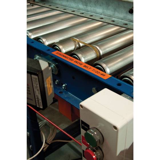 Nahaufnahme eines Industrieförderbands mit Metallwalzen, beschriftet mit 