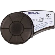Eine Brady-Vinylkennzeichnungsband-Kassette, 1/2 Zoll (12,7 mm), gezeigt in einem schwarzen Spulenbehälter.