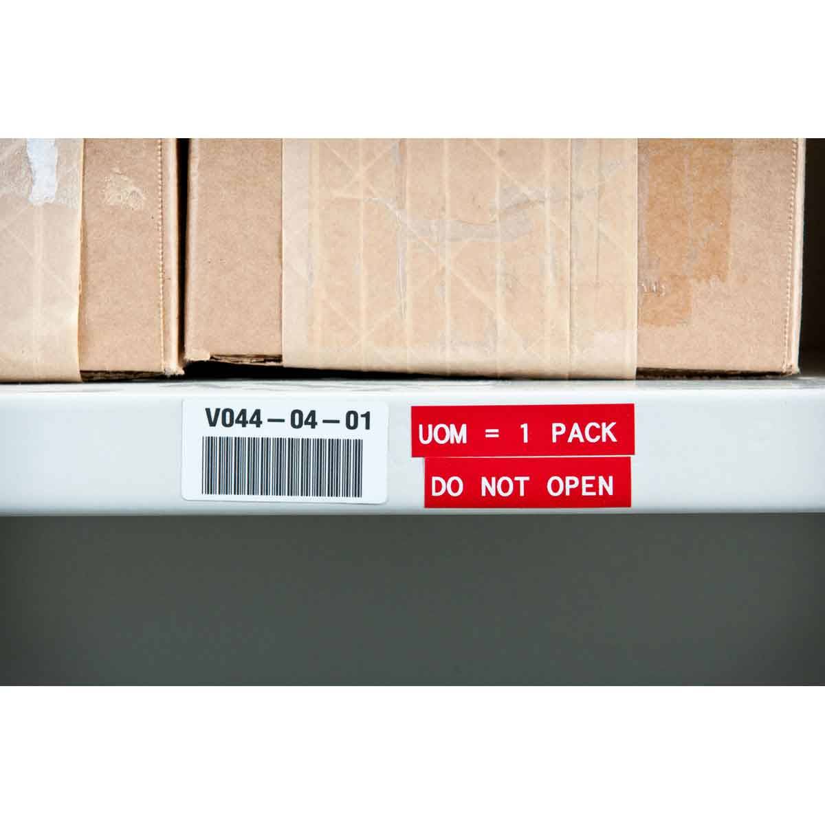 Gestapelte Kartonboxen mit einem Versandetikett, das 