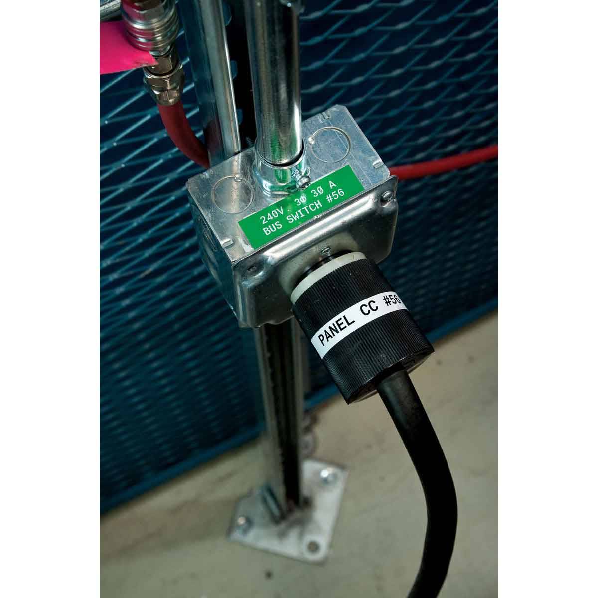 Nahaufnahme einer Metall-Elektroverteilerschaltanlage mit angeschlossenen Kabeln und einem schwarzen Anschluss mit der Bezeichnung „PANEL CC