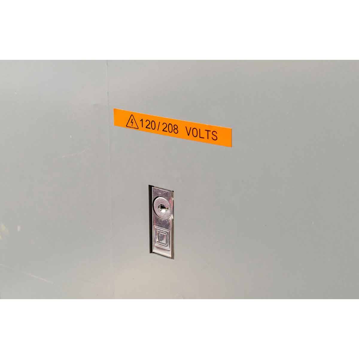 Elektrische Schalttafel mit orangefarbenem Warnschild „120/208 VOLT