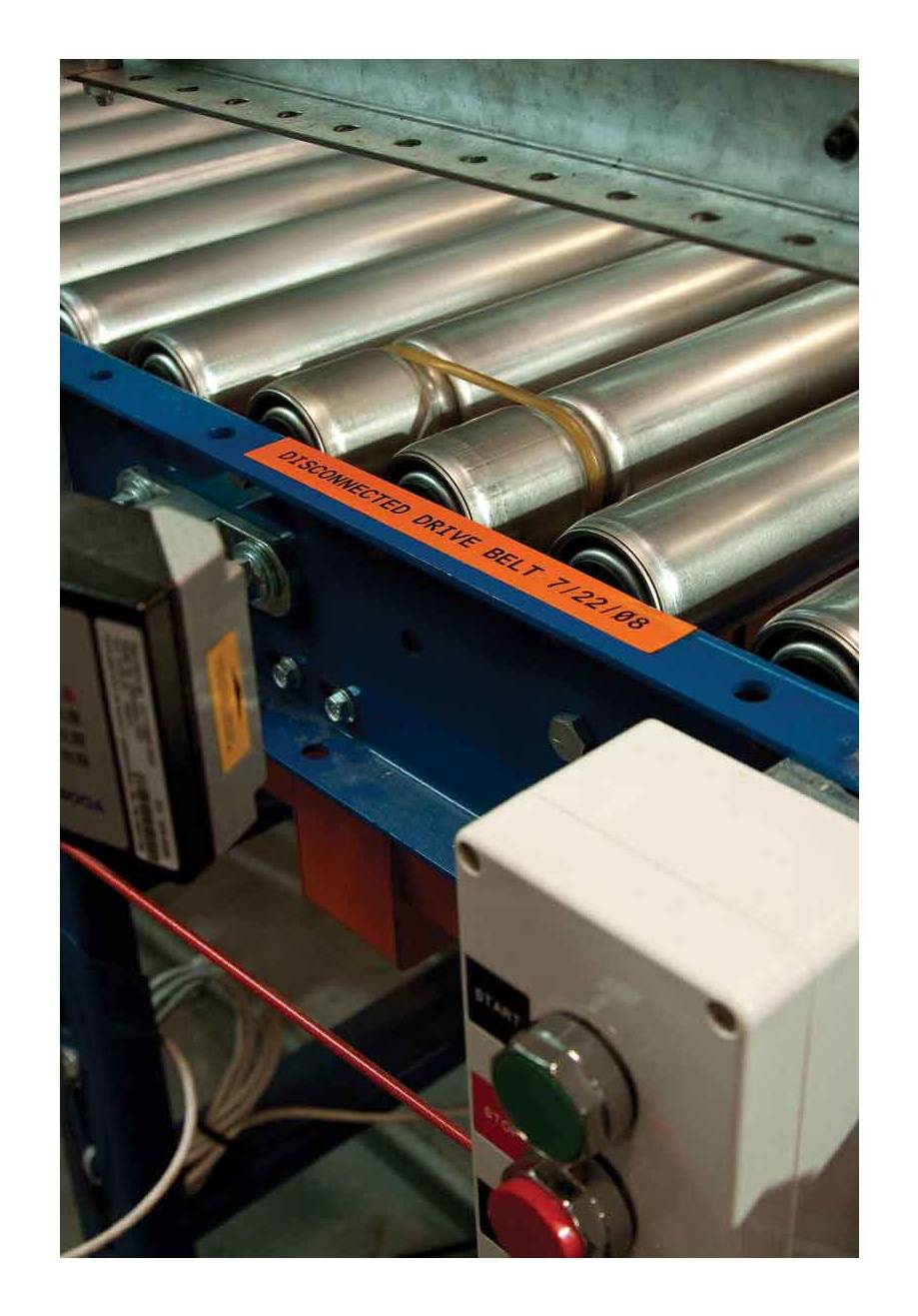 Industrielle Förderrollen mit einem orangefarbenen Etikett mit der Aufschrift „DISTRIBUTED DRIVE BELT 7-122-08