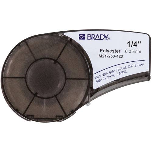 Brady 1/4-Zoll-Polyester-Etikett-Tape-Patrone in einem schwarzen Spulengehäuse mit gedruckten Produktdetails auf der Vorderseite.