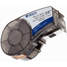 Brady-Etikettenkassette für einen Etikettendrucker, die eine 3/8-Zoll-Rolle mit schwarzem Text auf weißem Nylongewebeklebeband zeigt.