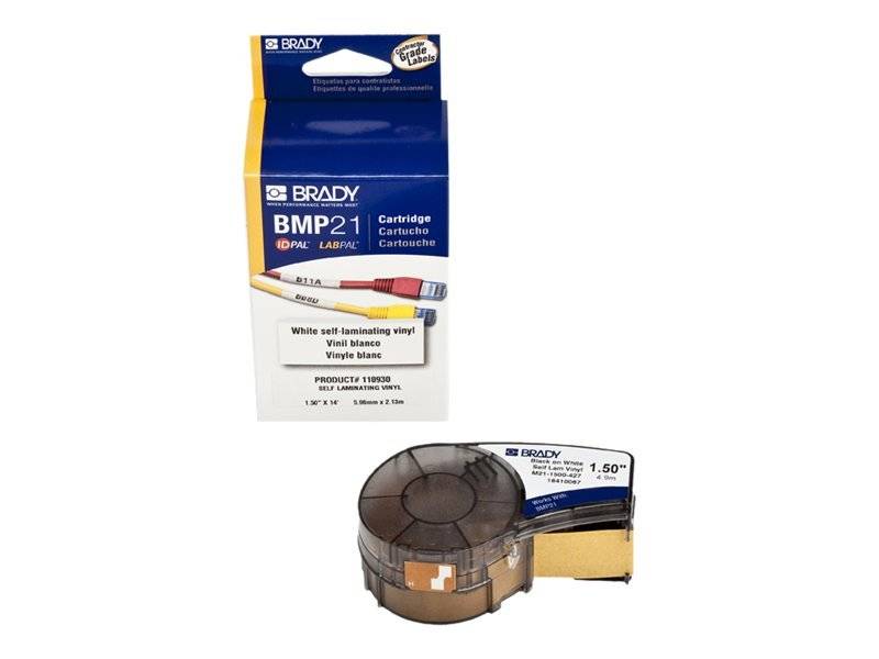 Zwei Brady-Etikett-Cartridgen-Boxen auf weißem Hintergrund, eine blau-weiße BMP21-Cartridgen-Verpackung und eine transparente Klebeband-Cartridgen-Spule.