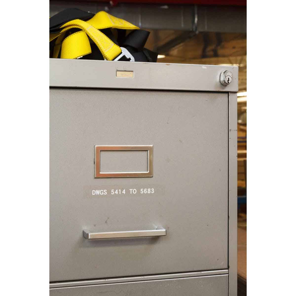 Grauer Metallakten-Schubladenschrank mit Griff und Etikettenhalter, gekennzeichnet mit „DWGS 5414 TO 5683