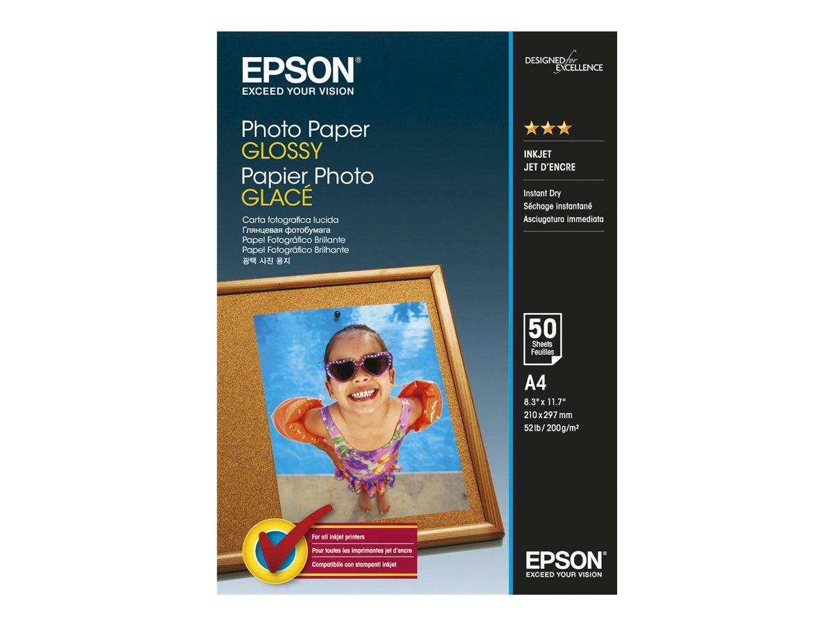 Epson Hochglanz-Fotopapier-Paket für Tintenstrahldrucker, Format A4, mit einem gerahmten Foto eines lächelnden Kindes im Pool und einem Inhalt von 50 Blatt.