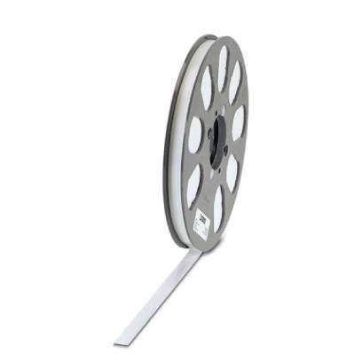Eine Filmrolle mit unbelichtetem Film, an der weißes Klebeband herausragt, was einen Bezug zur Film- oder Kinematografie andeutet.