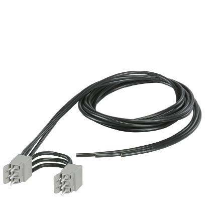 Ein schwarzes elektrisches Kabel mit zwei grauen Steckern, die jeweils drei Stifte haben, zu einer Schleife gewickelt.