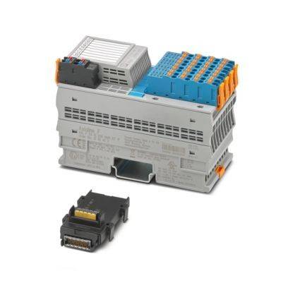 Gestapelte industrielle elektrische Komponenten mit Steckverbindern und farbigen Teilen, mit einem abgelösten schwarzen Modul im Vordergrund.