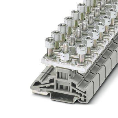 Ein Klemmenblock mit mehreren Schrauben und Anschlüssen, die in Reihen angeordnet sind, wird für elektrische Verbindungen verwendet.