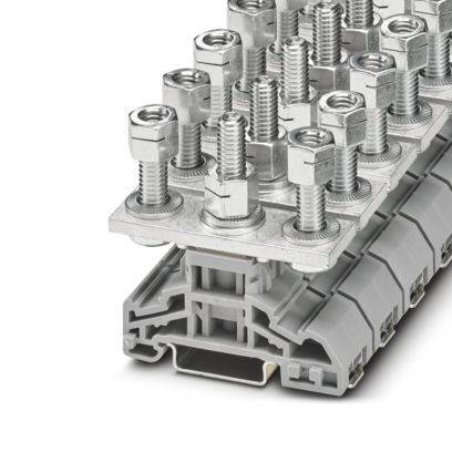Ein Klemmleistenblock mit mehreren Metallkontakten und Schrauben auf einer Kunststoffbasis, der für elektrische Verdrahtungsverbindungen verwendet wird.