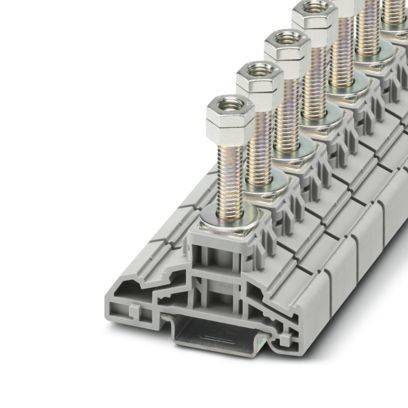Eine Reihe silberner sechskantiger Bolzen mit Muttern, die auf einem grauen Kunststoffkanal montiert sind und für elektrische oder mechanische Verbindungen verwendet werden.