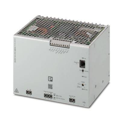 Eine metallische industrielle Stromversorgungseinheit mit Lüftungsgittern, mehreren Anschlussports und gekennzeichneten Schnittstellen für elektrische Verbindungen.