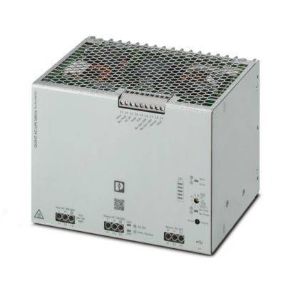 Rechteckiges graues elektronisches Gerät, wahrscheinlich ein Stromversorgungsgerät, mit gekennzeichneten Anschlüssen und einem Lüftungsgitter oben, das für elektrische Verbindungen verwendet wird.