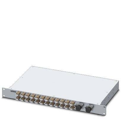 Frontansicht eines silbernen Netzwerk-Switches mit mehreren Ports und zwei größeren Anschlüssen auf der rechten Seite. Für die Montage in einem Rack konzipiert.