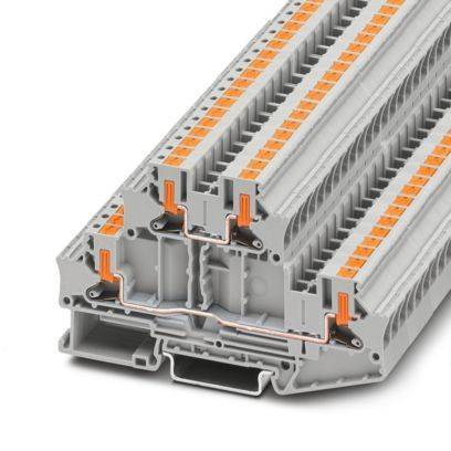 Ein graues Elektrikklemmenbrett mit mehreren orangefarbenen Steckverbindern, das zur Organisierung und Sicherung von Elektroverbindungen verwendet wird.