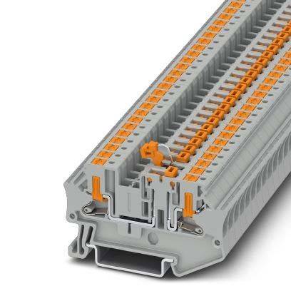 Ein grauer Klemmblock mit mehreren orangefarbenen Anschlüssen, die in Reihen angeordnet sind und zur Organisation und Sicherung von Leitungen in einer Schaltanlage verwendet werden.