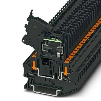 Ein schwarzer und orangefarbener elektrischer Anschlussblock mit mehreren Klemmen, der die interne Struktur und Komponenten zeigt und für Kabelverbindungen verwendet wird.