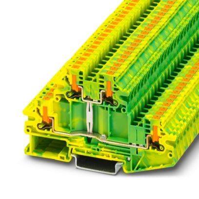 Eine Nahaufnahme eines gelben und grünen Industrie-Klemmblocks mit mehreren Anschllusspunkten und Metallkontakten, der in der elektrischen Verkabelung verwendet wird.