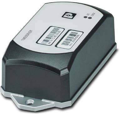 Ein rechteckiges GPS-Tracking-Gerät mit einem weißen Etikett, das Barcodes und ein Symbol trägt, verwendet zur Verfolgung und Lokalisierung von Objekten oder Fahrzeugen.