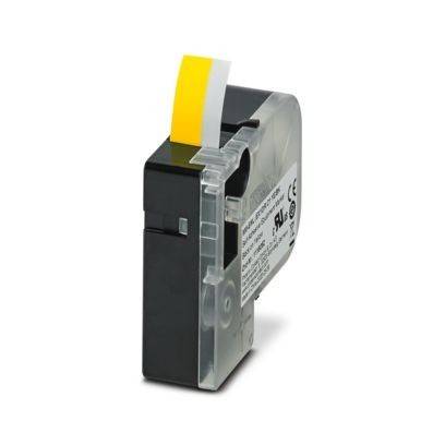 Schwarze und transparente Etikettenband-Kassette mit einem sichtbaren gelben Etikett, das teilweise von oben herausgezogen ist.