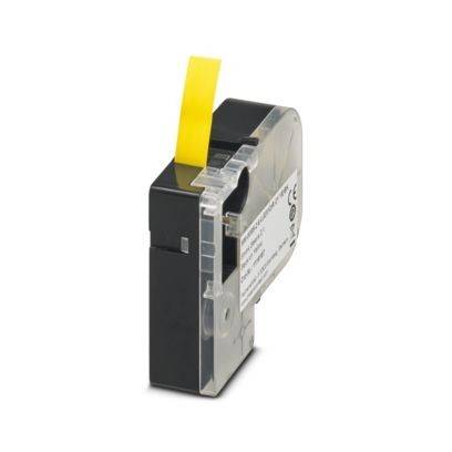 Ein schwarz-transparenter Etikettendrucker-Cartridge mit einem gelben Etikett, das teilweise von oben herausragt, auf weißem Hintergrund ruhend.