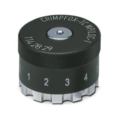 Ein schwarzes, zylindrisches Werkzeug mit den Nummern 1 bis 7 rund um die Basis; auf der Oberseite mit „CRIMPFOX-TC MP LOC-1