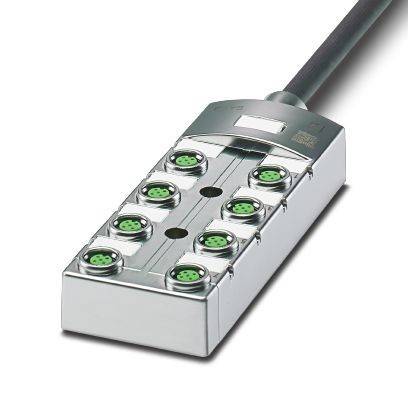 Industrielle Anschlussbox mit acht runden grünen Eingängen und angebrachtem Kabel auf weißem Hintergrund.