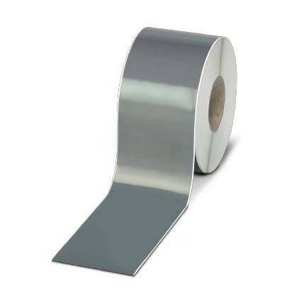 Eine Rolle reflektierendes silbernes Klebeband, teilweise abgerollt und seine metallische Schimmer und glatte Textur präsentierend.
