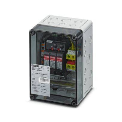 Ein grauer elektrischer Verteilkasten mit transparentem Deckel, der interne Komponenten und Verdrahtung zeigt, einschließlich beschrifteter Leistungsschalter und Steckverbinder.