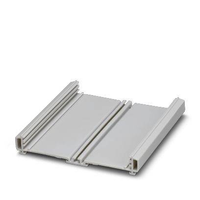 Eine Nahaufnahme einer grauen Kunststoff-Montageschiene mit Rillen, die entwickelt wurde, um Komponenten sicher zu befestigen und häufig in elektrischen Gehäusen zum Einsatz kommt.