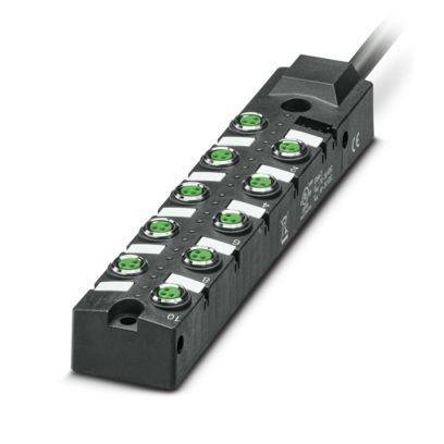 Eine schwarze und grüne Industriesteckleiste mit mehreren Anschlüssen und einem schwarzen Kabel.