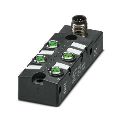 Schwarzes Industrie-Sensor- oder E/A-Modul mit vier grünen Rundsteckverbindern und einem Gewindeanschluss oben, dargestellt auf weißem Hintergrund.