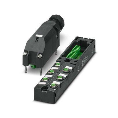 Zwei schwarze industrielle Elektrostecker: ein offener Klemmblock mit grünen Schraubklemmen und sechs grünen Einstellknöpfen, ein passendes Steckergehäuse mit Kabelverschraubung.