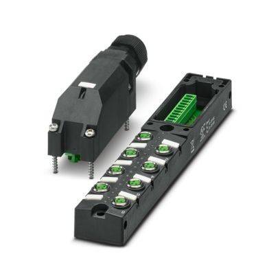 Ein schwarzes elektronisches Modul mit grünen Komponenten und einem verbundenen schwarzen Stecker.
