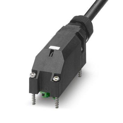 Ein elektrischer Stecker mit Kabel und Befestigungsschrauben, entwickelt für die industrielle Verwendung. Schwarzes Gehäuse und grüne interne Komponenten sind sichtbar.