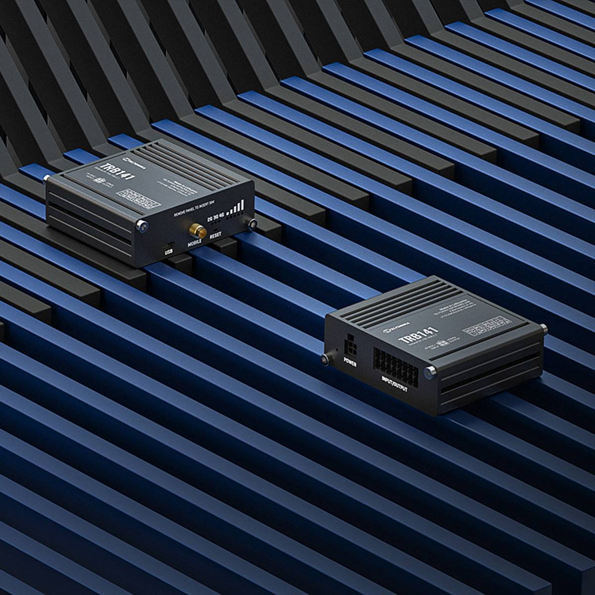 Zwei schwarze industrielle elektronische Module sitzen auf dunkelblauen gerillten Metalllatten, eines mit der Bezeichnung „TRAN-M1