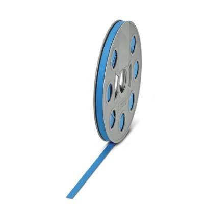 Eine silberne Spule mit kreisrunden Aussparungen hält eine Rolle blaues Klebeband, teilweise abgewickelt, vor einem weißen Hintergrund.