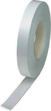 Eine Rolle silberfarbenes Klebeband mit einem abgerollten Abschnitt, der seine glänzende, reflektierende Oberfläche und Klebseite zeigt.