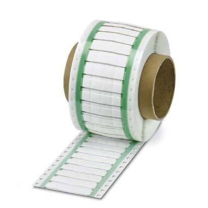 Eine Rolle perforierter Etiketten mit einem grünen Rand, entwickelt für den Einsatz in einem Nadeldrucker. Die Rolle ist teilweise abgewickelt.