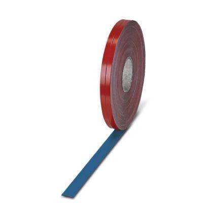 Eine Rolle rotes Klebeband mit einem blauen Streifen, teilweise abgerollt, aufrecht gegen einen schlichten weißen Hintergrund positioniert.