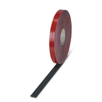 Eine Rolle rotes Klebeband teilweise abgerollt, wobei die schwarze klebrige Seite sichtbar ist, häufig für Befestigungs- oder Versiegelungszwecke verwendet.