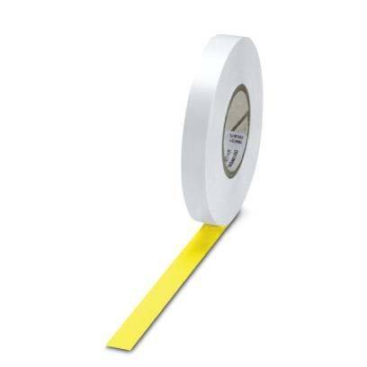 Eine Rolle weißes Klebeband mit einem sichtbaren gelben Streifen, die auf ihrer Kante vor einem einfarbigen Hintergrund steht.
