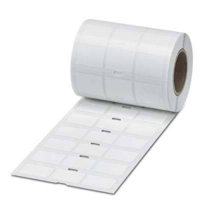 Eine Rolle weißer Klebeetiketten, teilweise abgerollt und rechteckige Etiketten in Reihen enthüllend.