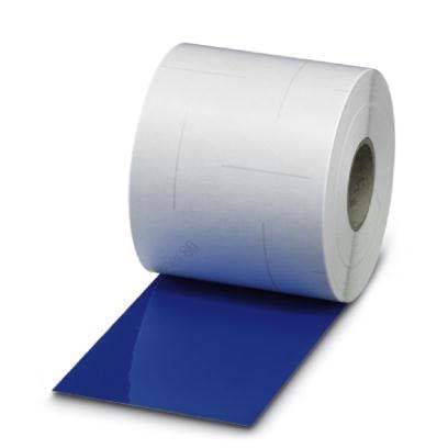 Eine Rolle blaues Klebeband wickelt sich teilweise ab und zeigt dabei ihre glänzende Oberfläche und rechteckige Form. Die Rolle ruht auf einem weißen Hintergrund.