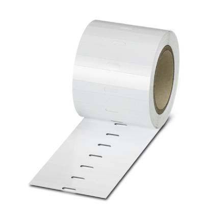 Eine Rolle mit weißen Klebeetiketten, die teilweise abgerollt ist und perforierte rechteckige Etiketten zeigt, die zur Verwendung bereit sind.